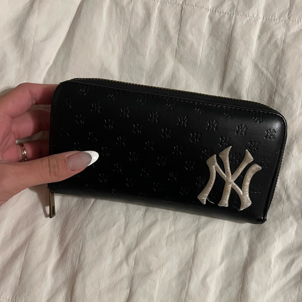 NY Yankees black zip wallet